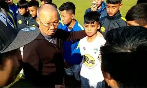 HLV Park Hang Seo có lời khuyên bổ ích với tài năng trẻ Học viện HAGL JMG