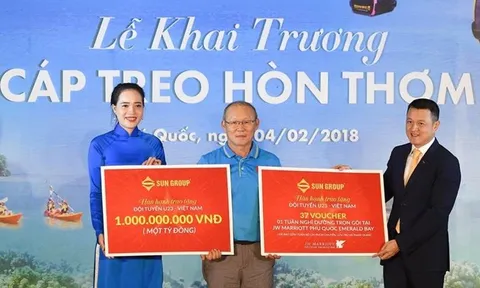 HLV Park Hang Seo đại diện U23 Việt Nam nhận 1 tỷ đồng và voucher nghỉ dưỡng tại JW Marriott Phu Quoc Emerald Bay 