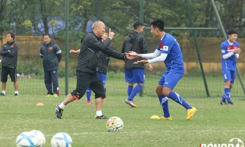 HLV Park Hang-seo được các học trò "tặng hành" ngày cuối năm
