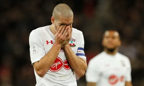 HLV Southampton ấm ức vì thua MU