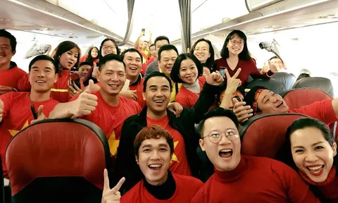Hoàng Bách cùng dàn nghệ sỹ Việt sang Trung Quốc "tiếp lửa" U23 Việt Nam