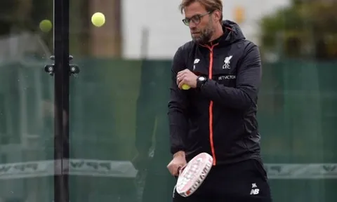 Học trò chăm chỉ tập luyện, Klopp lủi thủi đánh tennis một mình