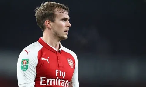 Holding bất ngờ đá chính, Wenger toan tính gì?