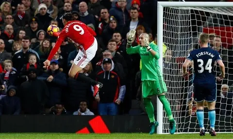 Howard Webb: 'Từ chối bàn thắng của Ibra? Điên rồ!'