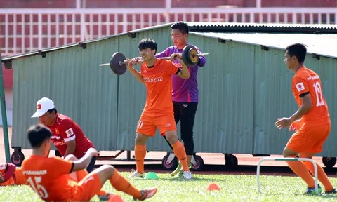 Hữu Thắng nhắc nhở Công Phượng bớt rườm rà