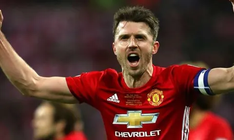 "Tuổi tác không vấn đề, M.U phải gia hạn với Carrick"