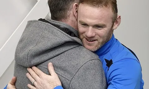 Huyền thoại Gascoigne trở lại Everton, tay bắt mặt mừng với Rooney