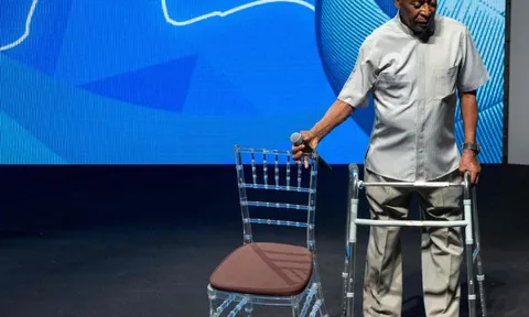Huyền thoại Pele đã có thể tự đi lại trong sự kiện tại Rio