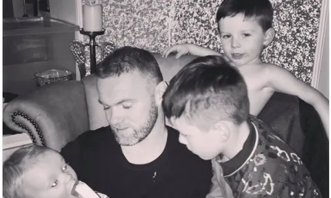 Huyền thoại Rooney làm gì trong ngày lập kỷ lục?