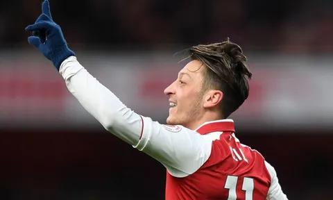 Ian Wright: "Mesut Ozil sẽ còn xuất sắc hơn ở Man Utd"