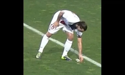 Ibrahimovic ăn đậu phộng trên sân