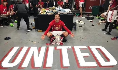 'Ibrahimovic đang làm chủ phòng thay đồ MU'