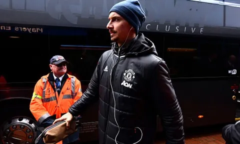 Ibrahimovic lạnh lùng dẫn Quỷ Đỏ tiến vào sân Ewood Park