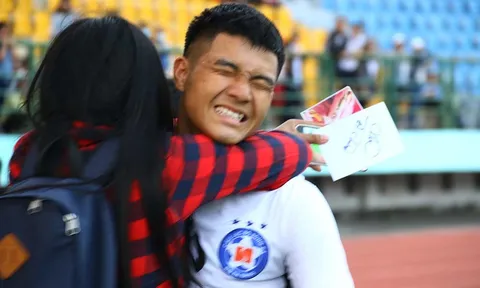 Tuyển thủ U23 Việt Nam "đứng hình" khi bị fan nữ ôm chặt trên sân Gò Đậu