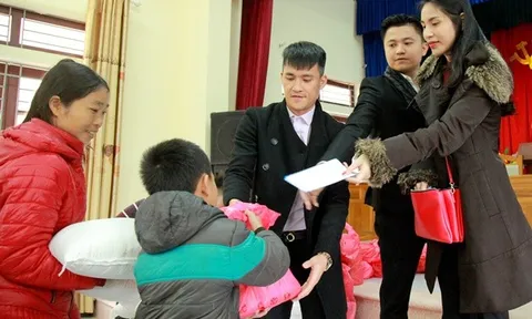 Quyền chủ tịch Công Vinh cùng bà xã Thủy Tiên làm từ thiện trước trận Derby