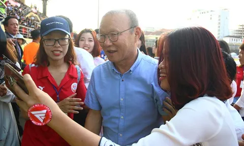 "Xem giò" cầu thủ U19, HLV Park Hang-seo bị "bao vây" trên sân Tự Do