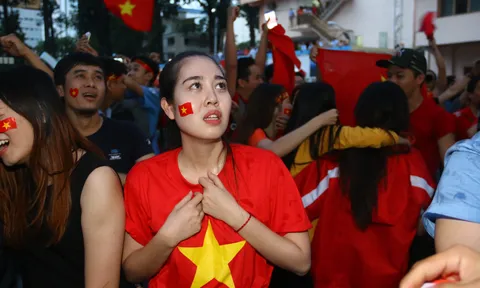 Fan nữ Sài thành "bắn tim" ra ngoài khoảnh khắc U23 Việt Nam vào chung kết