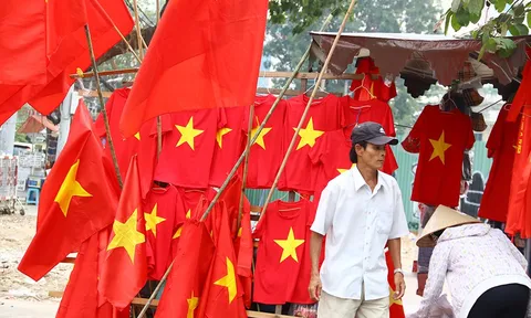 Trăm người bán, vạn người mua cờ đỏ sao vàng "tiếp lửa" U23 Việt Nam