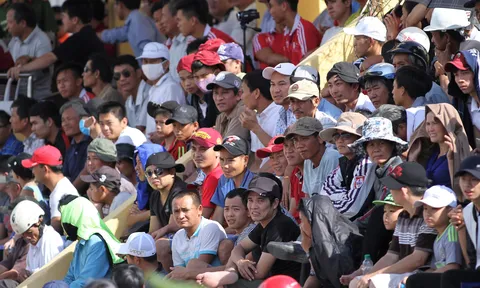 Khán giả Bình Định "bao vây" U19 PVF và SLNA