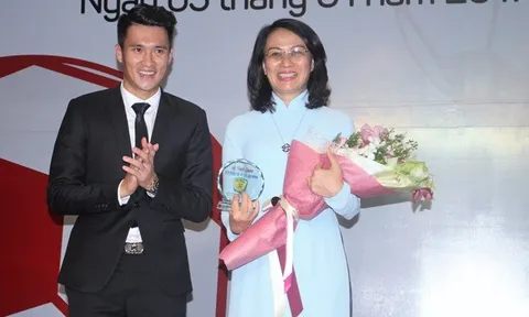 Quyền chủ tịch Công Vinh tươi như hoa ngày CLB TP.HCM xuất quân