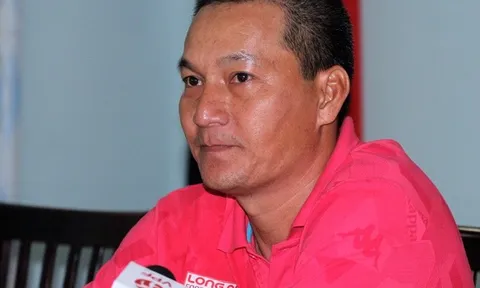 HLV Long An: “Tôi chưa thấy trọng tài nào giơ bảng bù giờ hai lần”