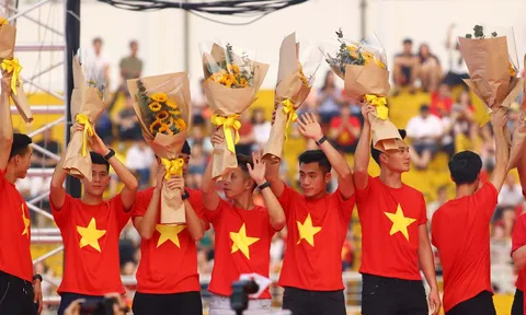 Fan Sài thành nghẹn ngào chia tay các "soái ca" U23 Việt Nam