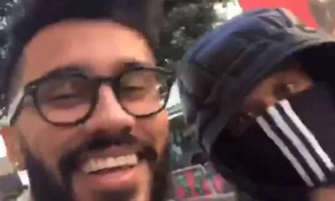 Marcelo tỉnh bơ chơi trốn tìm với fan