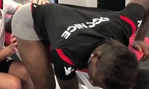 Balotelli đau khổ vì bị... 'sàm sỡ'