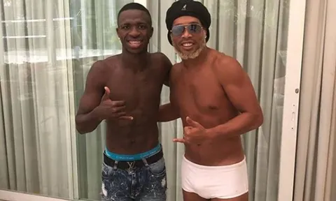 Ronaldinho làm fan tá hỏa với bộ râu kỳ quái