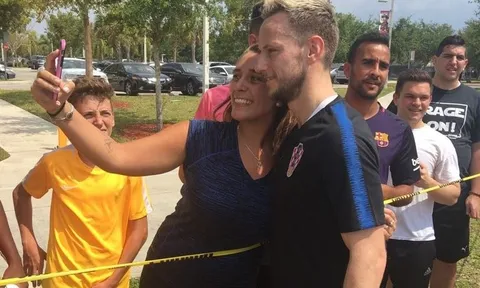 Ivan Rakitic được fan săn đón tại Mỹ