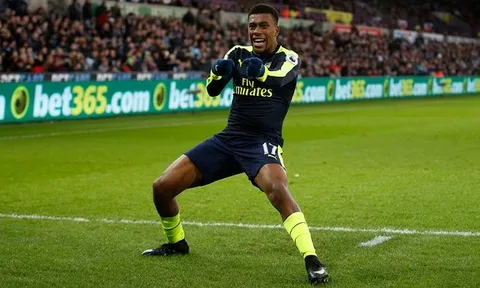 Iwobi ghi bàn vào lưới Swansea (Swansea vs Arsenal)