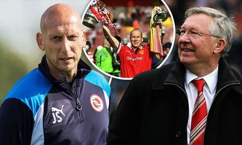 Jaap Stam nhắc lại kỷ niệm buồn về Sir Alex trước chuyến trở về Old Trafford