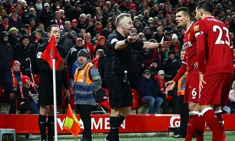 Các trọng tài đã thảo luận gì trước khi thổi phạt đền Liverpool?