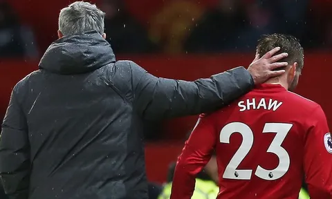 Jose Mourinho đang 'giết chết' Luke Shaw