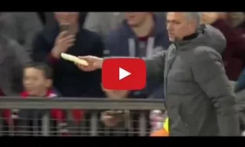 Jose Mourinho đưa chuối cho Marcos Rojo ăn trong trận Rostov