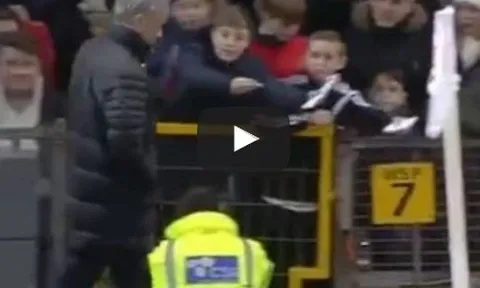 Jose Mourinho làm ngơ khi NHM xin chữ ký