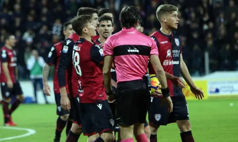 Juventus lại gây tranh cãi, Roma tiếp tục lao dốc