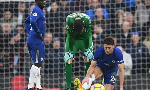 Kante thất thần nhìn Gary Cahill rời sân ngay hiệp một