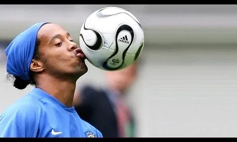 Khả năng đá phạt siêu dị của Ronaldinho