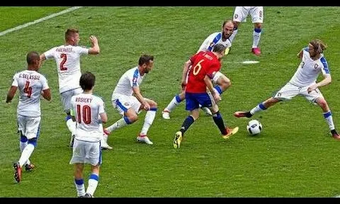 Khả năng giữ bóng đáng kinh ngạc của Andres Iniesta