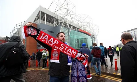 Khăn quàng của Jaap Stam đắt hàng tại Old Trafford