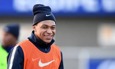 Khát khao World Cup, Mbappe cho đồng đội 'hít khói' trên sân tập