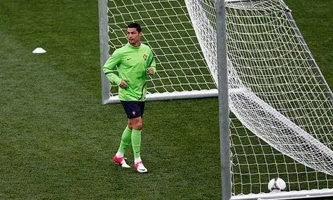 Khi Cristiano Ronaldo trổ tài làm thủ môn