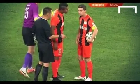 Khi penalty khiến đồng đội quay lưng với nhau
