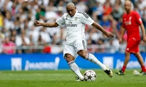 Khi Roberto Carlos đụng độ huyền thoại Liverpool