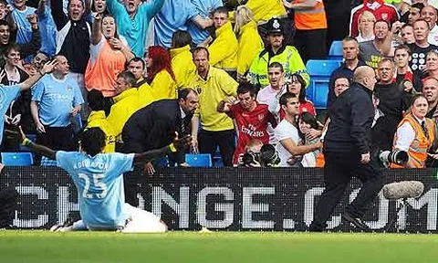 Khoảnh khắc Adebayor bị fan Arsenal ghét cay ghét đắng