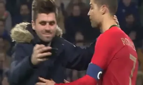 Khoảnh khắc CĐV lao vào sân hôn Ronaldo vào đêm qua