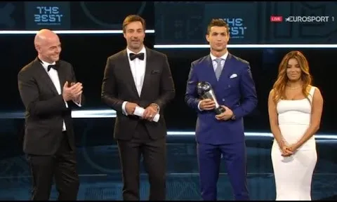 Khoảnh khắc Cristiano Ronaldo nhận giải 'The best' 2016