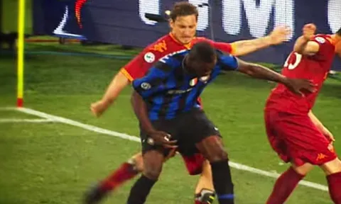 Khoảnh khắc Francesco Totti "xử đẹp" Mario Balotelli
