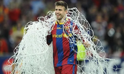 Khoảnh khắc Gerard Pique cắt trộm lưới tại Wembley